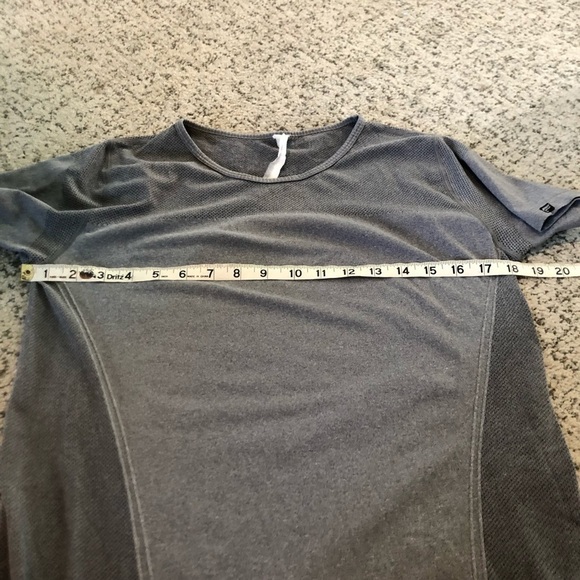 Fabletics Gray Seamless Short Sleeve Athletic Top Size Large - Picture 7 of 8